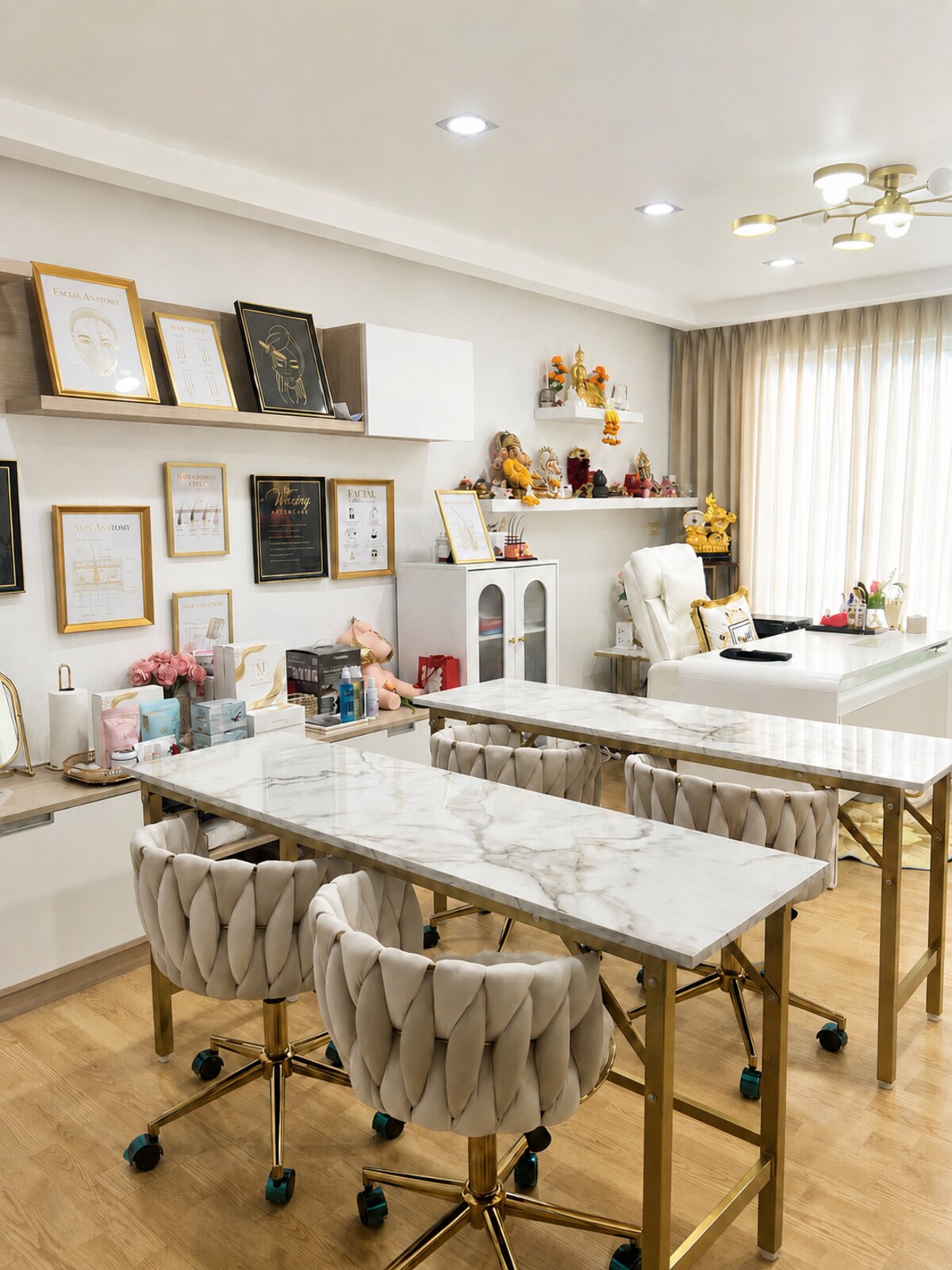 ห้องเรียนแว็กซ์แบบกลุ่มเล็กจำนวนสี่ที่นั่งที่ Midora Choice Academy กรุงเทพ